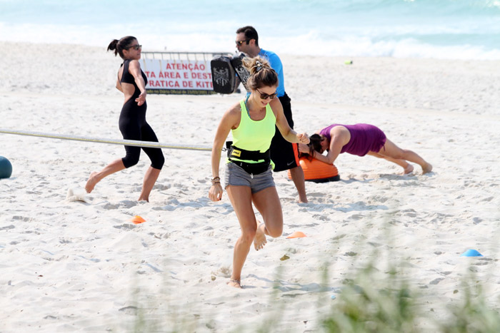 Grazi Massafera faz treino funcional na Barra da Tijuca