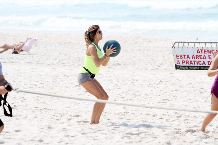 Grazi Massafera faz treino funcional na Barra da Tijuca