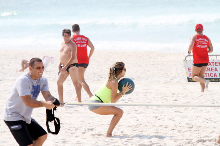 Grazi Massafera faz treino funcional na Barra da Tijuca