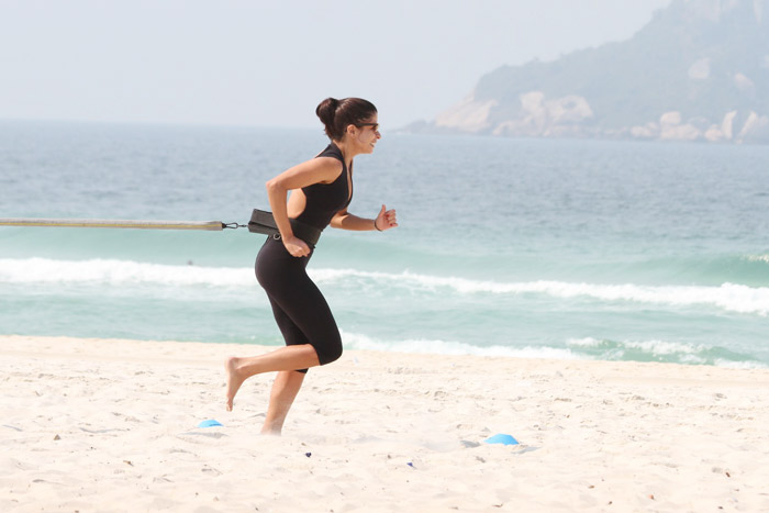 Grazi Massafera faz treino funcional na Barra da Tijuca