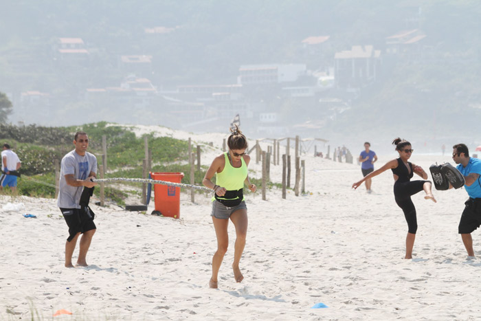 Grazi Massafera faz treino funcional na Barra da Tijuca