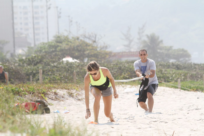 Grazi Massafera faz treino funcional na Barra da Tijuca