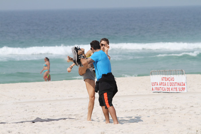 Grazi Massafera faz treino funcional na Barra da Tijuca