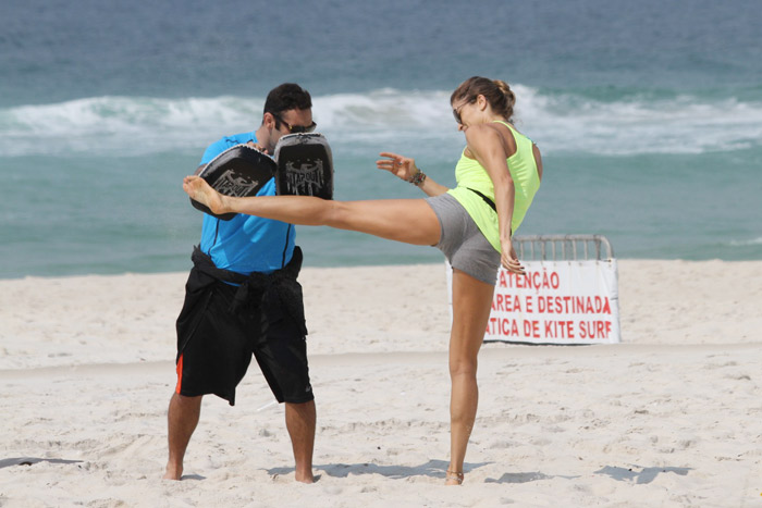 Grazi Massafera faz treino funcional na Barra da Tijuca