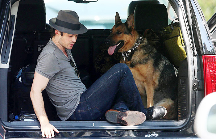 Ian Somerhalder esbanja carinho com sua cachorra de estimação