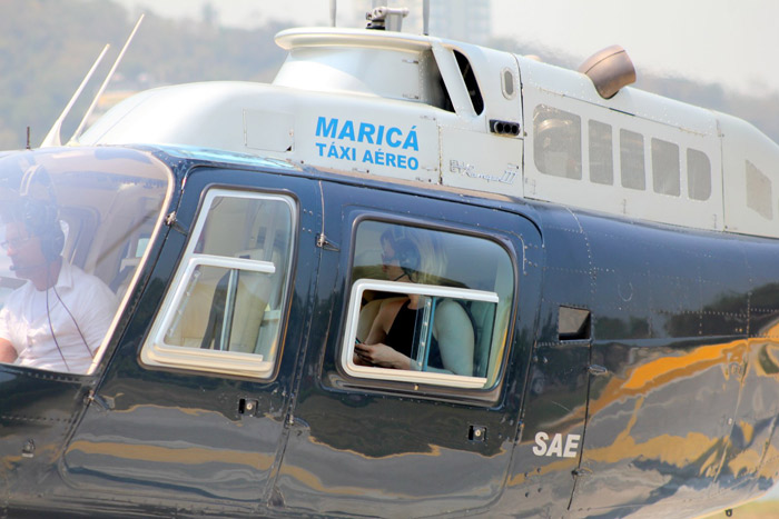 De helicóptero, Claudia Raia chega à Lagoa Rodrigo de Freitas, no Rio