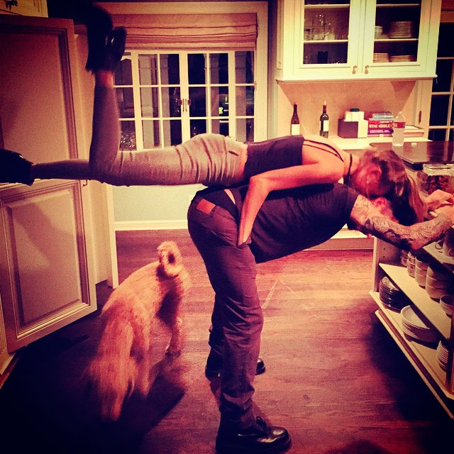 Adam Levine faz pose de ioga com a esposa em foto nas redes sociais