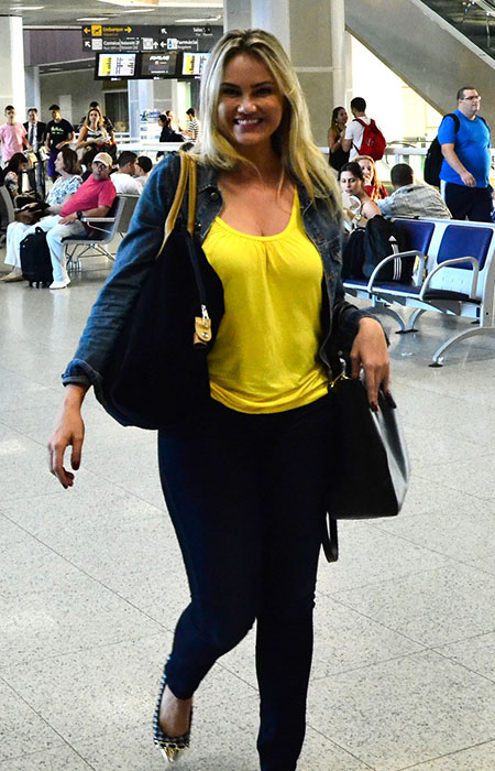 Em dia de caos, Ellen Roche embarca no aeroporto Santos Dumont