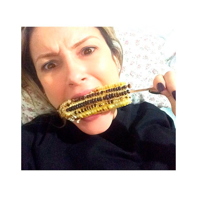  Claudia Leitte diverte seguidores ao postar foto comendo milho