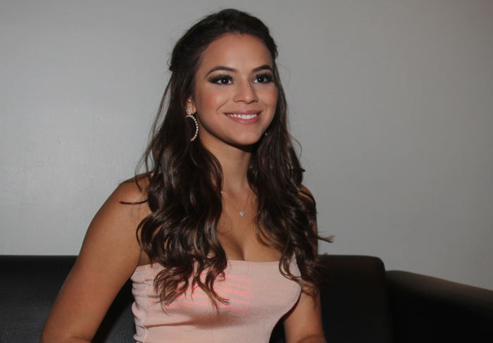 De vestidinho, Bruna Marquezine lança linha de esmaltes em Belém