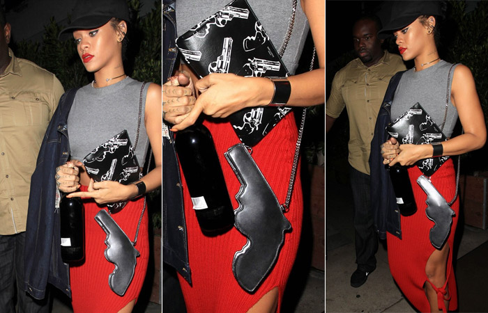 Rihanna vai a jantar com bolsa em forma de revólver