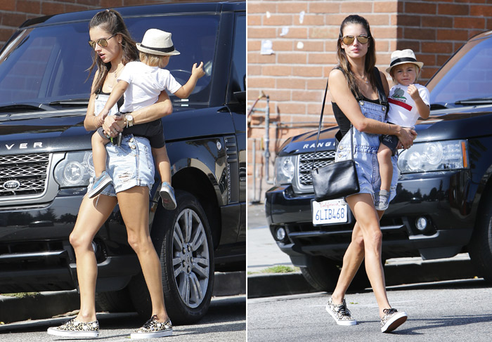 Alessandra Ambrósio deixa pernas à mostra em passeio com o filho
