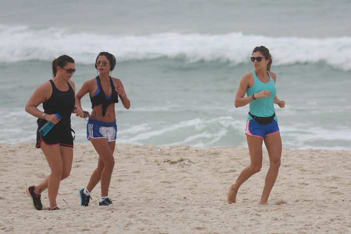 Força na Peruca! Grazi Massafera e Anna Lima correm na orla da Barra