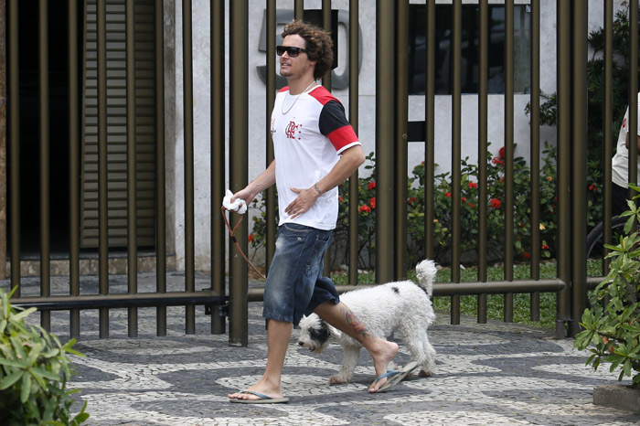 Felipe Dylon passeia com seu pet nas ruas do Rio de Janeiro