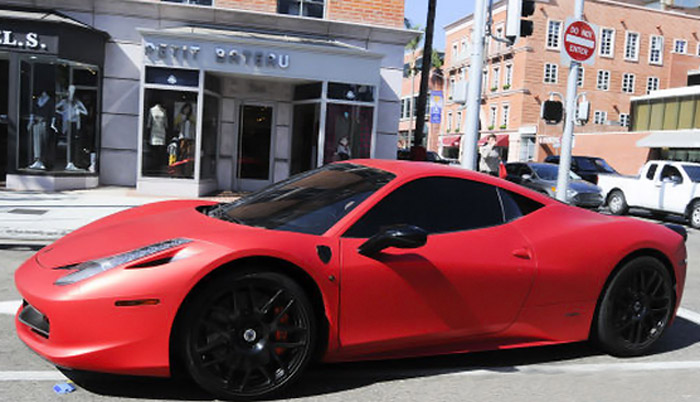 Justin Bieber desfila com sua Ferrari por Beverly Hills