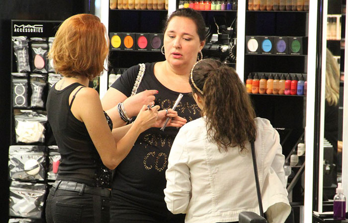 Lívian Aragão compra maquiagem com a mãe