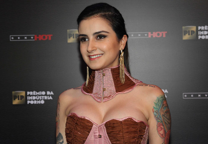 Fani Pacheco usa vestido provocante para acompanhar premiação da indústria pornô