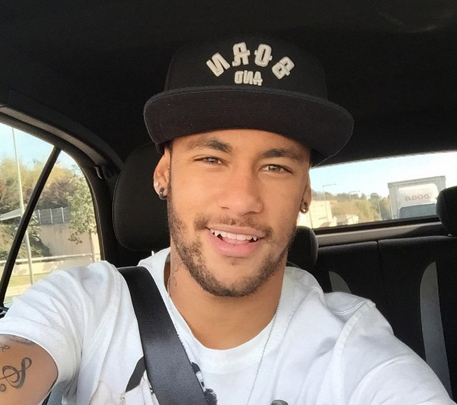 Neymar exibe sorrisão nas redes