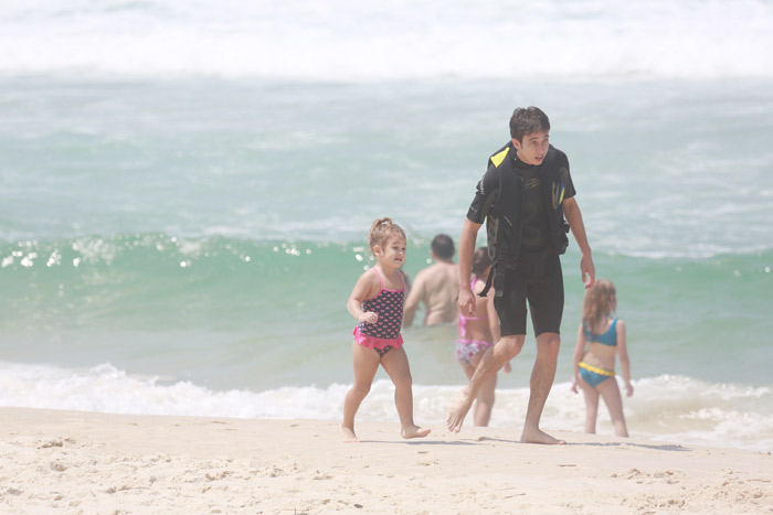 Mário Frias curte manhã de praia com a família