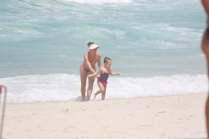 Mário Frias curte manhã de praia com a família