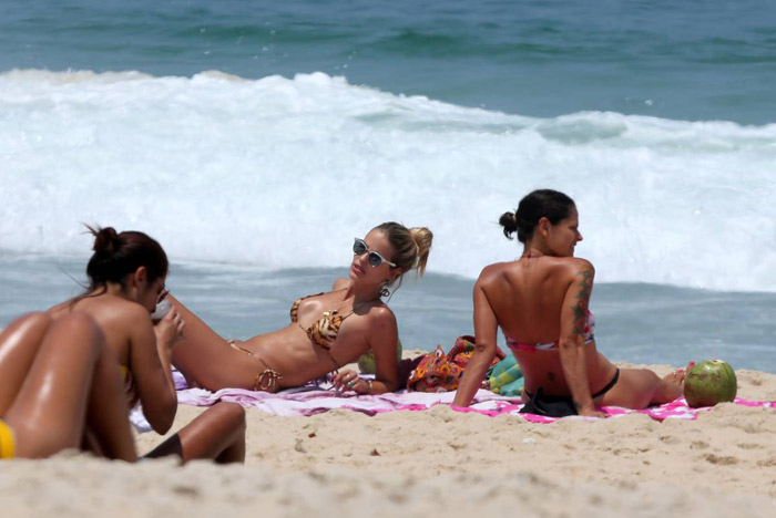Yasmin Brunet pega praia com amiga no Rio