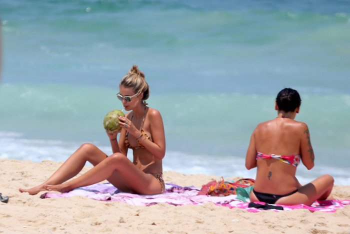 Yasmin Brunet pega praia com amiga no Rio