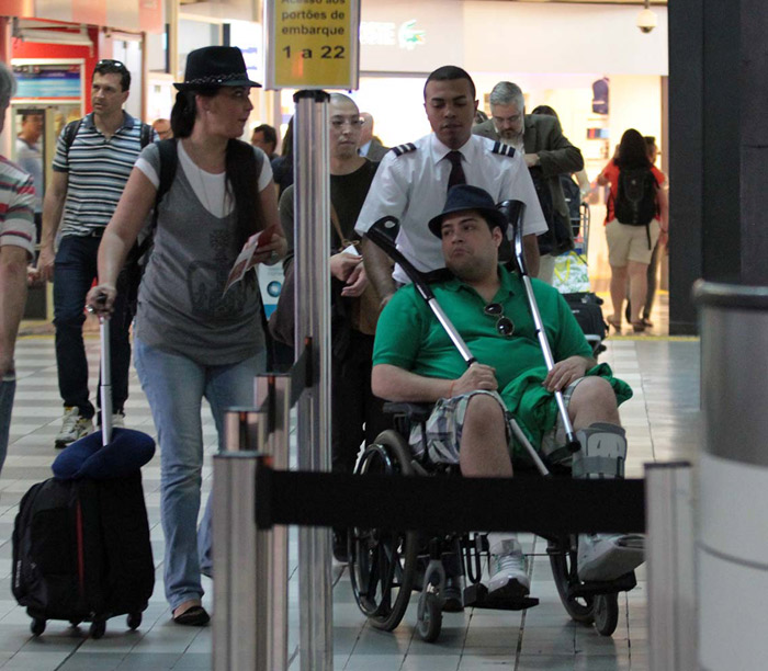 De cadeira de rodas, Tiago Abravanel embarca no aeroporto de Congonhas, em São Paulo