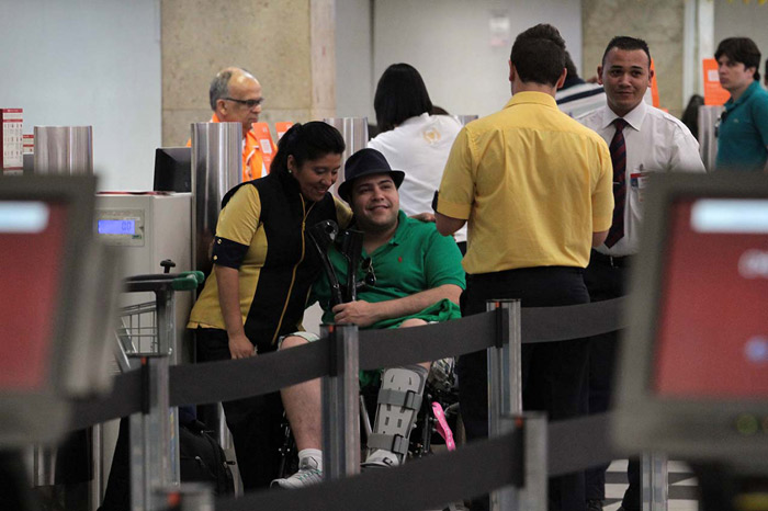 De cadeira de rodas, Tiago Abravanel embarca no aeroporto de Congonhas, em São Paulo
