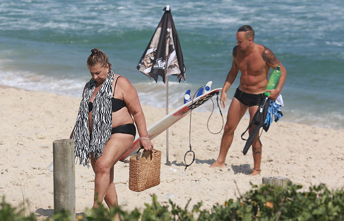 Paulo Vilhena se diverte em praia ao lado da mãe