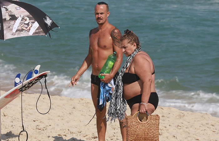 Paulo Vilhena se diverte em praia ao lado da mãe