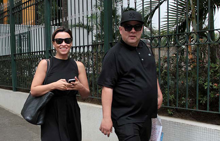  Suzana Pires passeia pelas ruas de São Paulo com DJ Zé Pedro