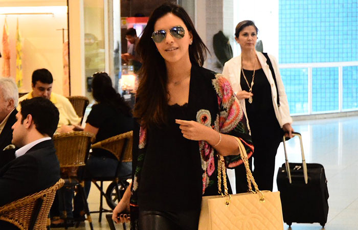 Mariana Rios ostenta estilo e beleza ao embarcar em aeroporto carioca 