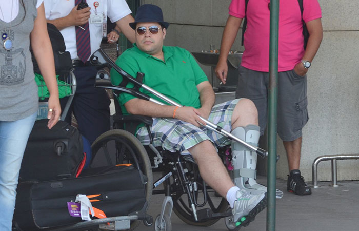 De cadeira de rodas, Tiago Abravanel desembarca no Rio de Janeiro