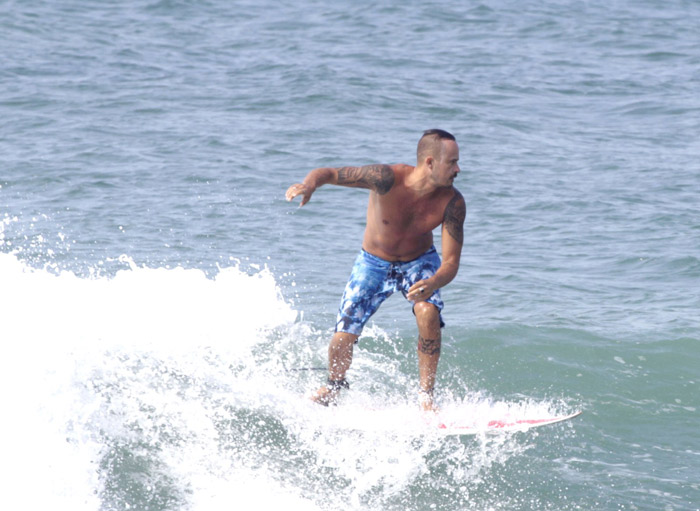 Paulinho Vilhena mostra habilidade no surf no Rio de Janeiro