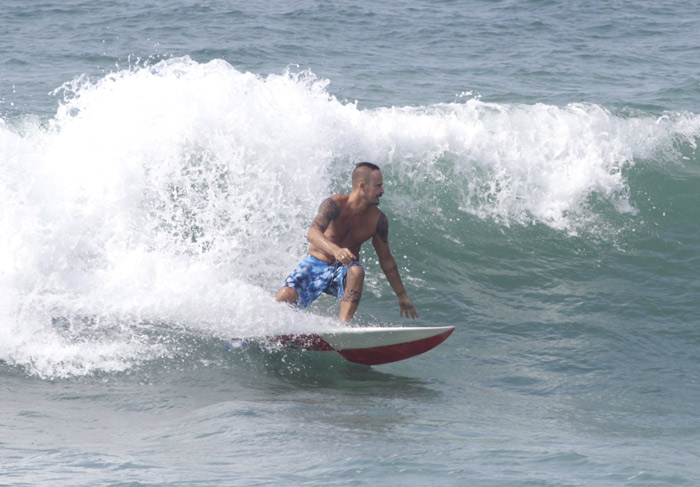 Paulinho Vilhena mostra habilidade no surf no Rio de Janeiro