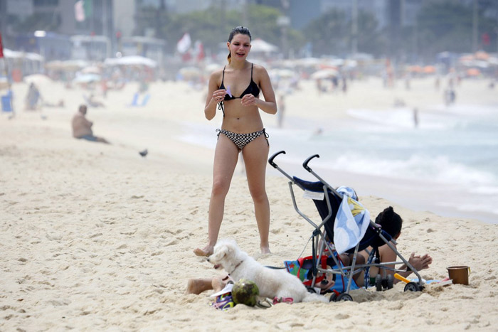 De biquíni, Bruna Linzmeyer mostra boa forma em dia de praia no Rio de Janeiro