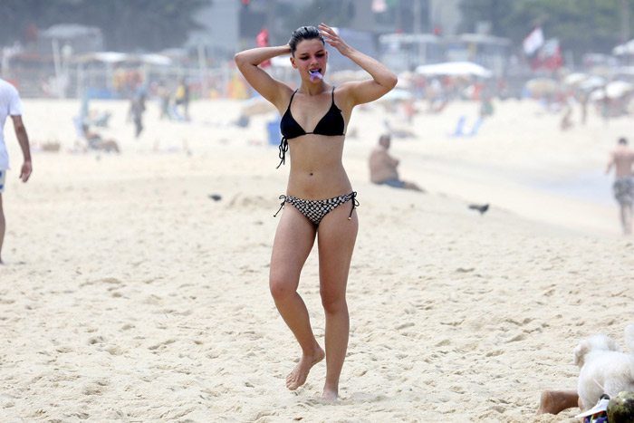 De biquíni, Bruna Linzmeyer mostra boa forma em dia de praia no Rio de Janeiro