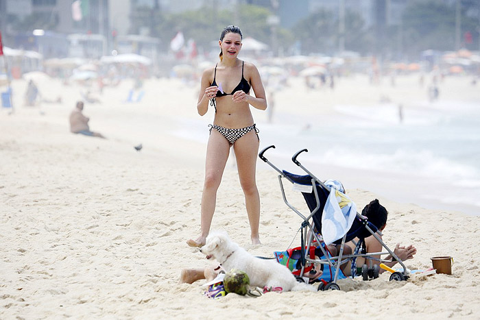 De biquíni, Bruna Linzmeyer mostra tatuagem em dia de praia no Leblon