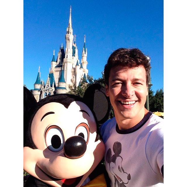 Rodrigo Faro se diverte e faz selfie na Disney 