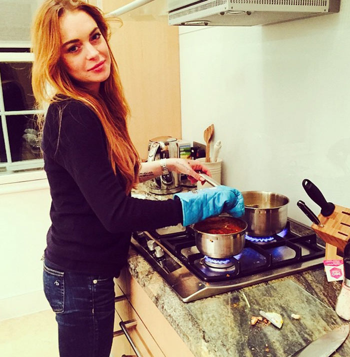 Lindsay Lohan vai para a cozinha para relaxar
