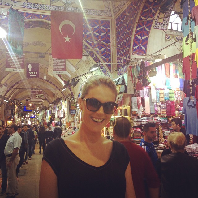 Ana Hickmann visita mercado popular em Instambul