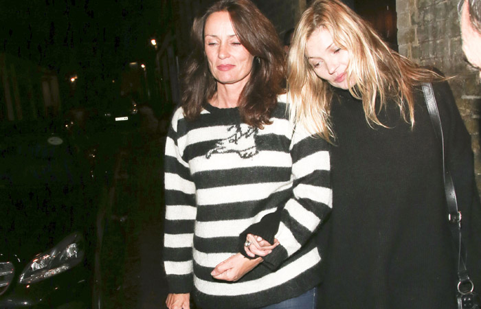 Depois de alguns copos, Kate Moss sai de festa apoiada em sua amiga