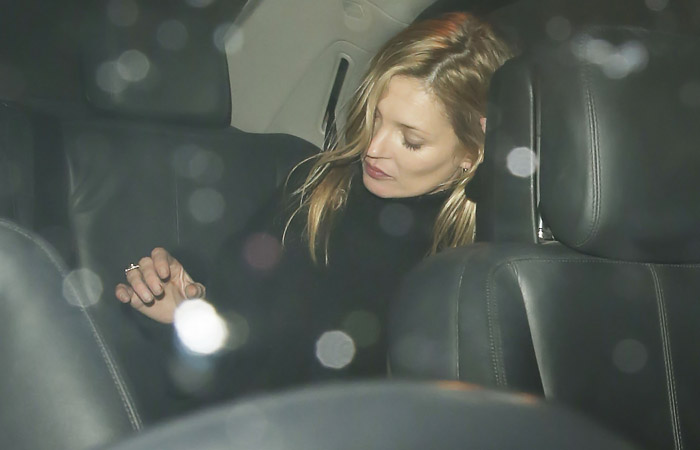 Depois de alguns copos, Kate Moss sai de festa apoiada em sua amiga