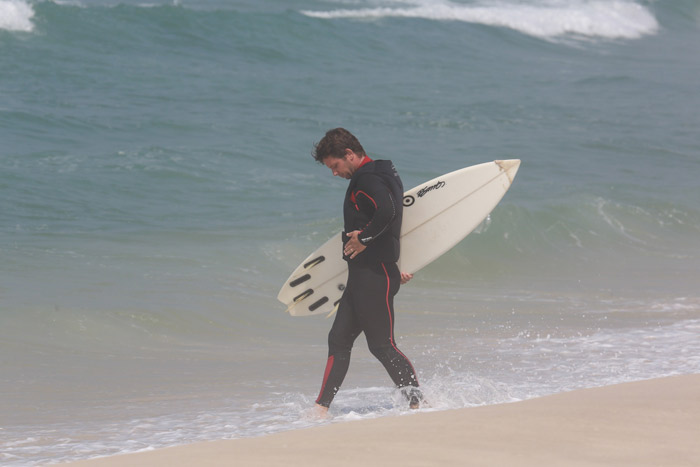 Mário Frias acena para paparazzo em dia de praia no Rio