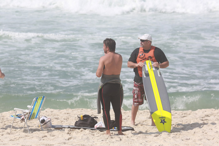 Mário Frias acena para paparazzo em dia de praia no Rio