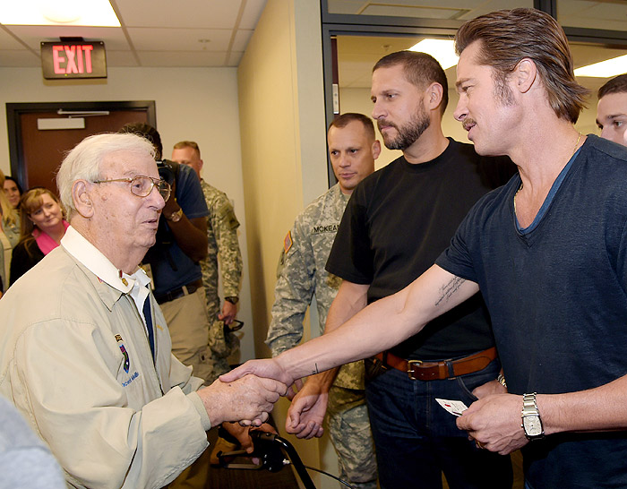 Brad Pitt visita quartel na Georgia e faz a alegria de soldados americanos