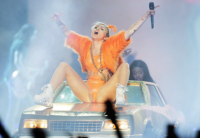 Miley Cyrus faz poses pra lá de sexys durante show em Sydney, na Austrália