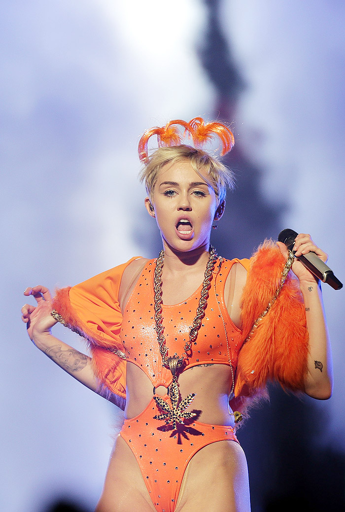 Miley Cyrus faz poses pra lá de sexys durante show em Sydney, na Austrália