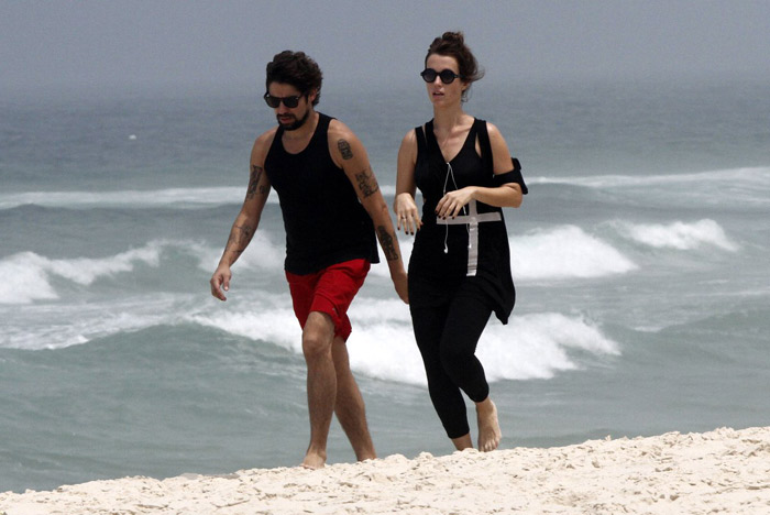 Só amor! Juliana Didone e Flávio Rossi se abraçam em manhã de praia