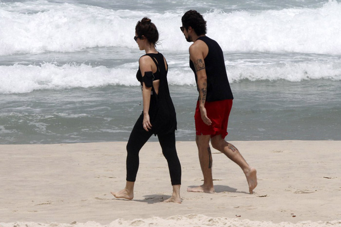 Só amor! Juliana Didone e Flávio Rossi se abraçam em manhã de praia